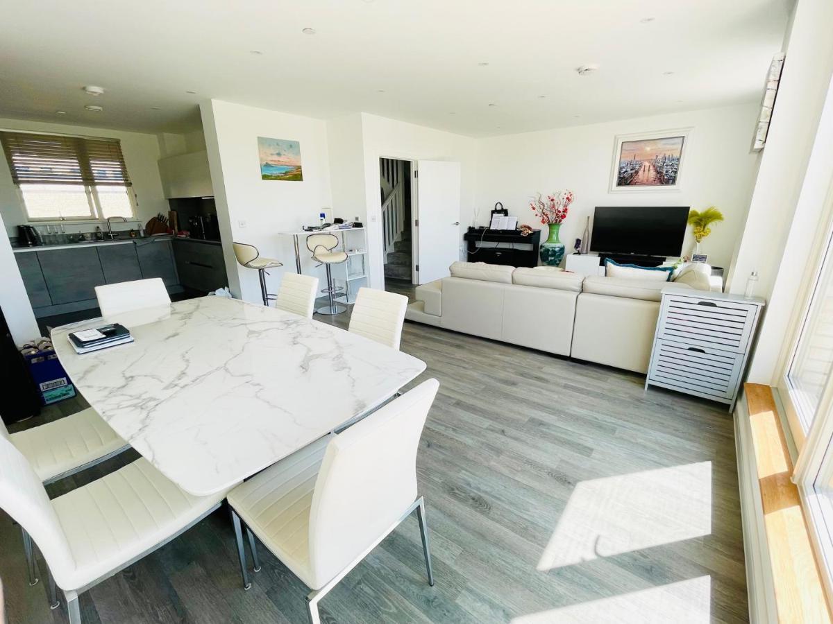 Modern Penthouse Flat With Free Indoor Parking Apartment London Exterior photo